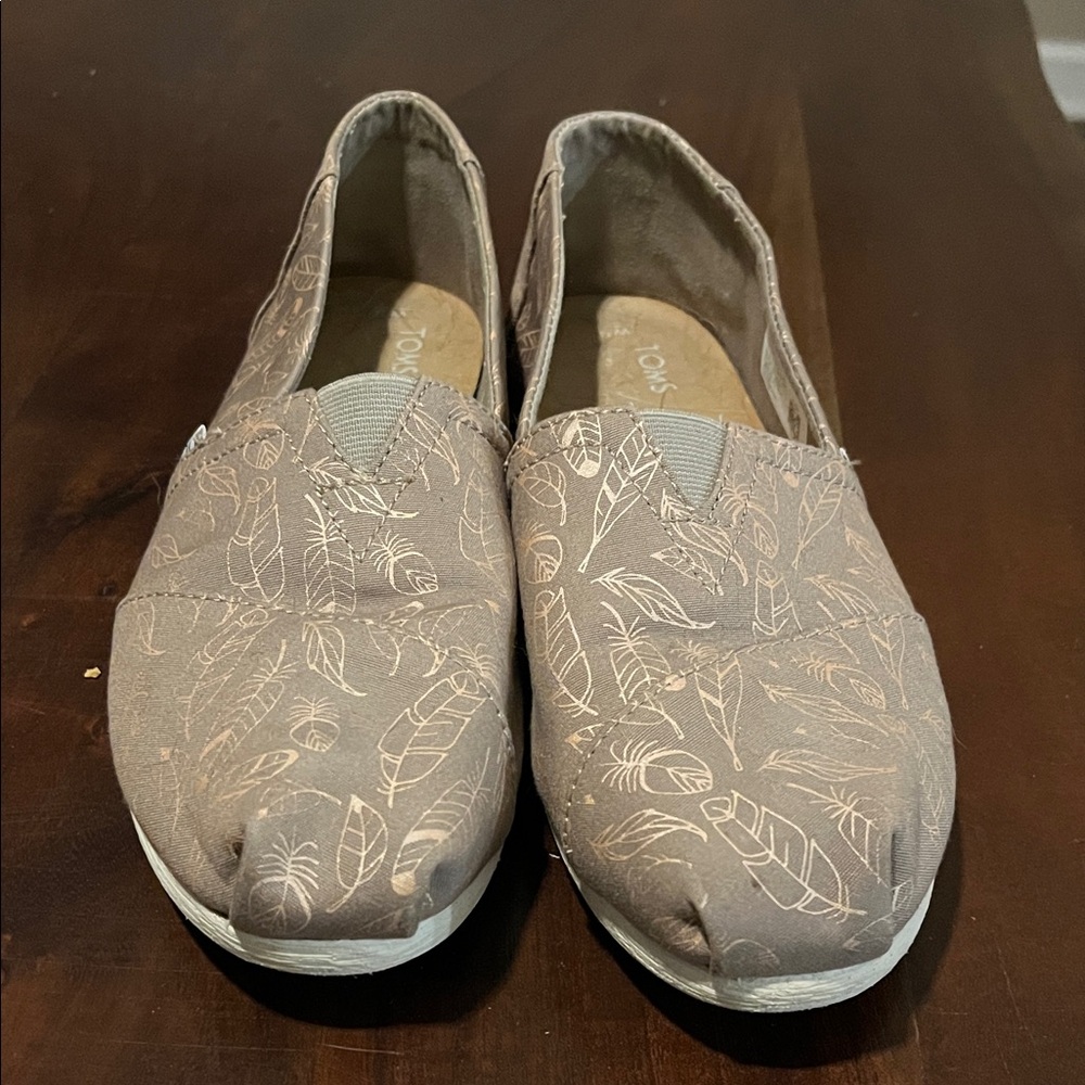 TOMS Women's Feather Pattern Loafers - Brown
